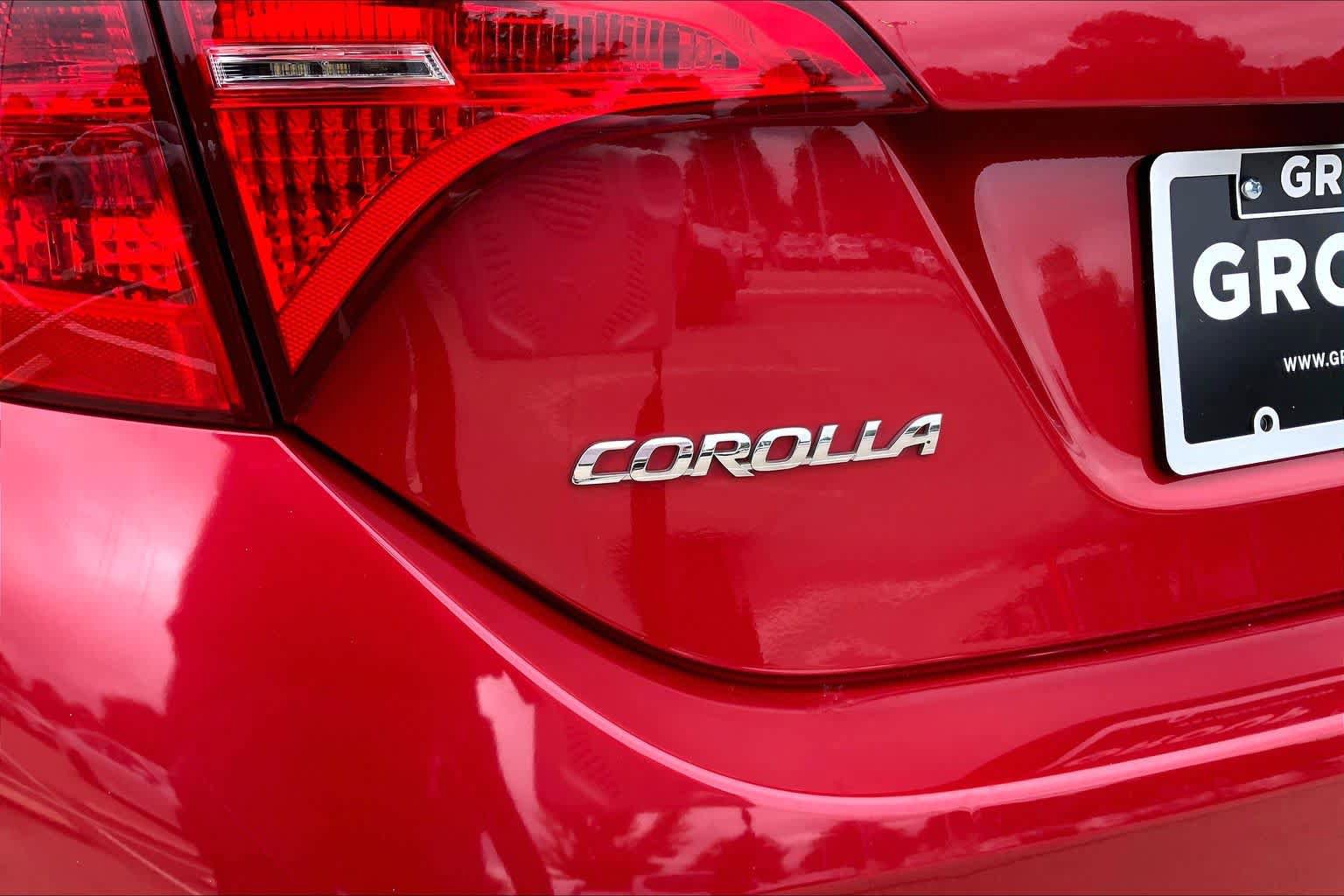 Used 2017 Toyota Corolla SE w/ Carpet Mat Package (TMS) FWD image 32