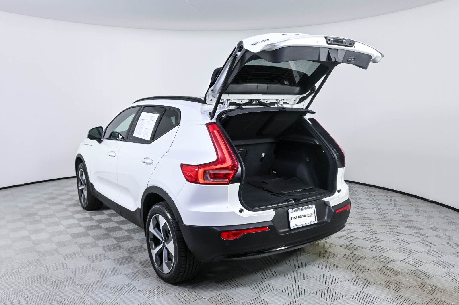 Certified 2023 Volvo XC40 B5 Plus w/ Climate Package AWD/4WD image 32
