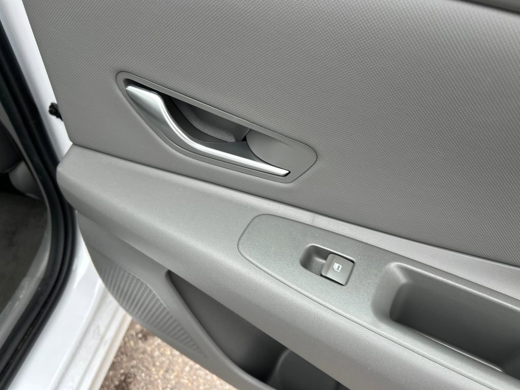 Used 2025 Hyundai Elantra SEL image 18