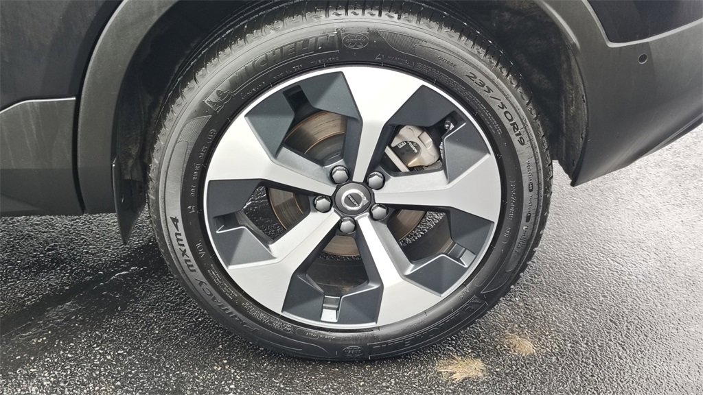 Used 2025 Volvo XC40 B5 Plus image 28