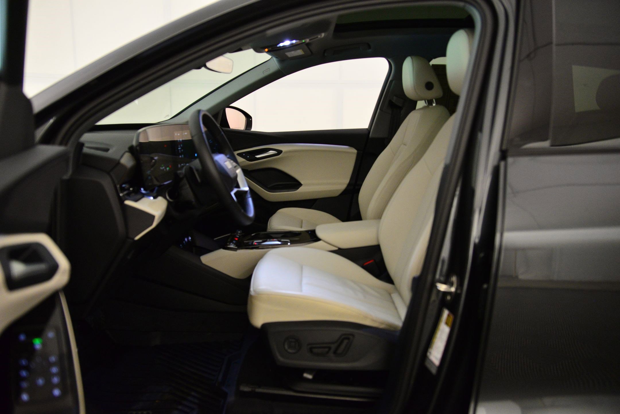 Certified 2025 Audi Q6 e-tron Premium w/ Convenience Package image 24