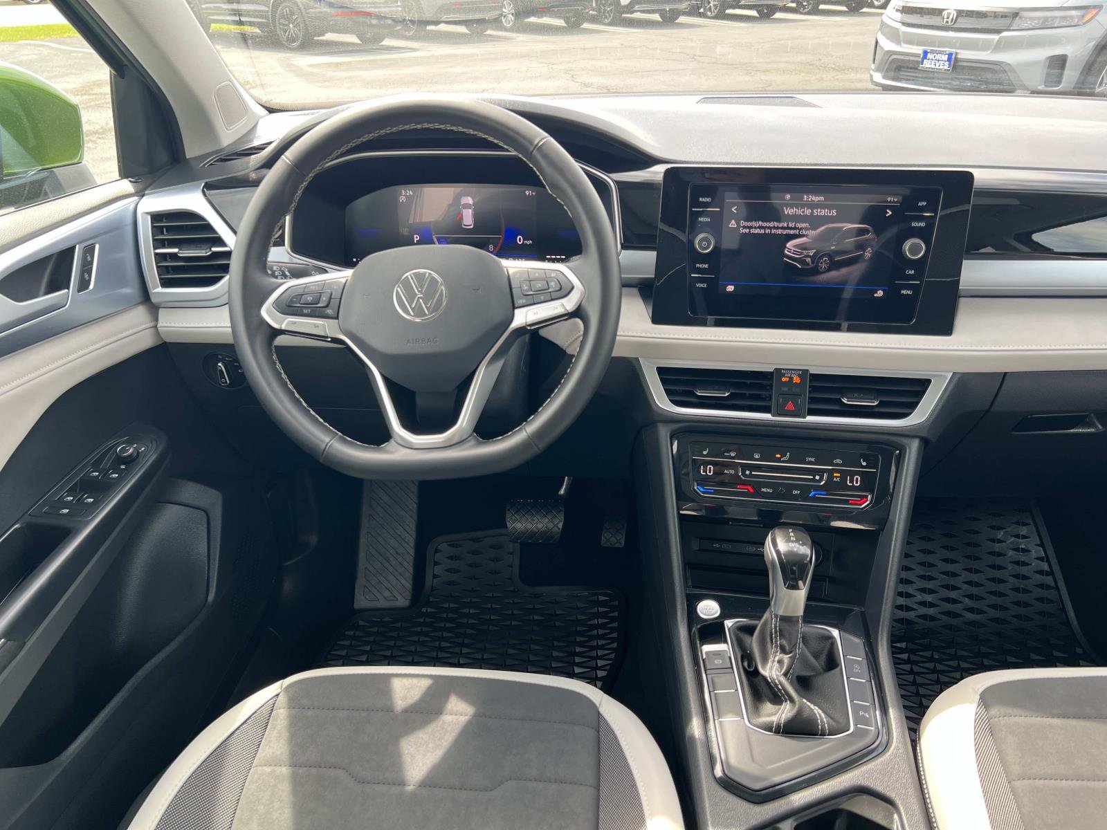 Used 2025 Volkswagen Taos SE w/ Panoramic Sunroof Package image 7