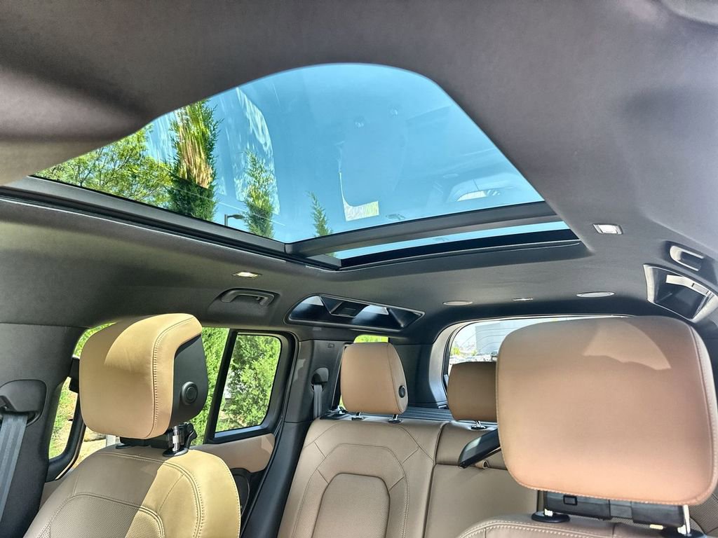 Used 2025 Land Rover Defender 110 X-Dynamic SE image 19