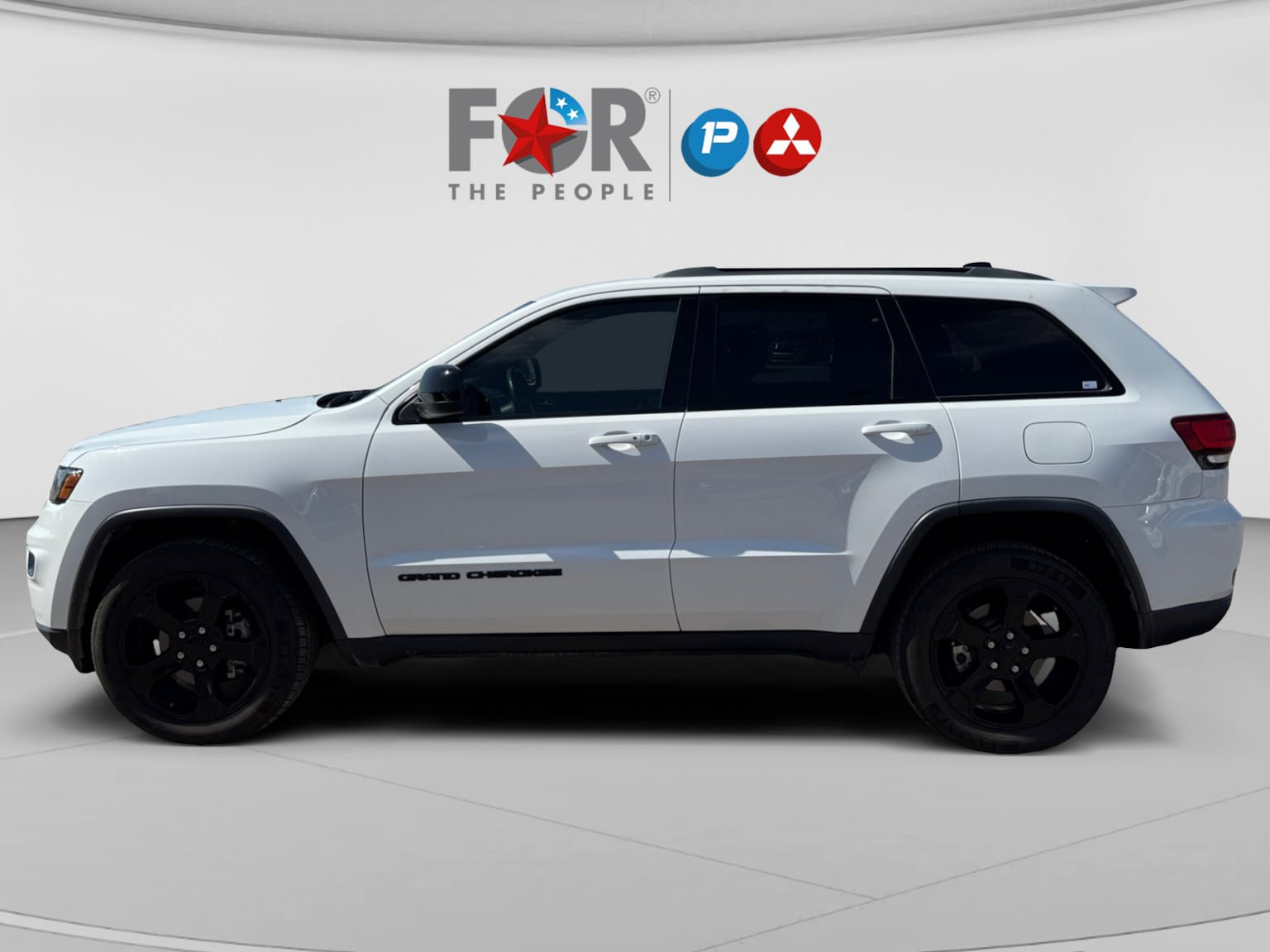 Used 2018 Jeep Grand Cherokee Laredo AWD/4WD image 2