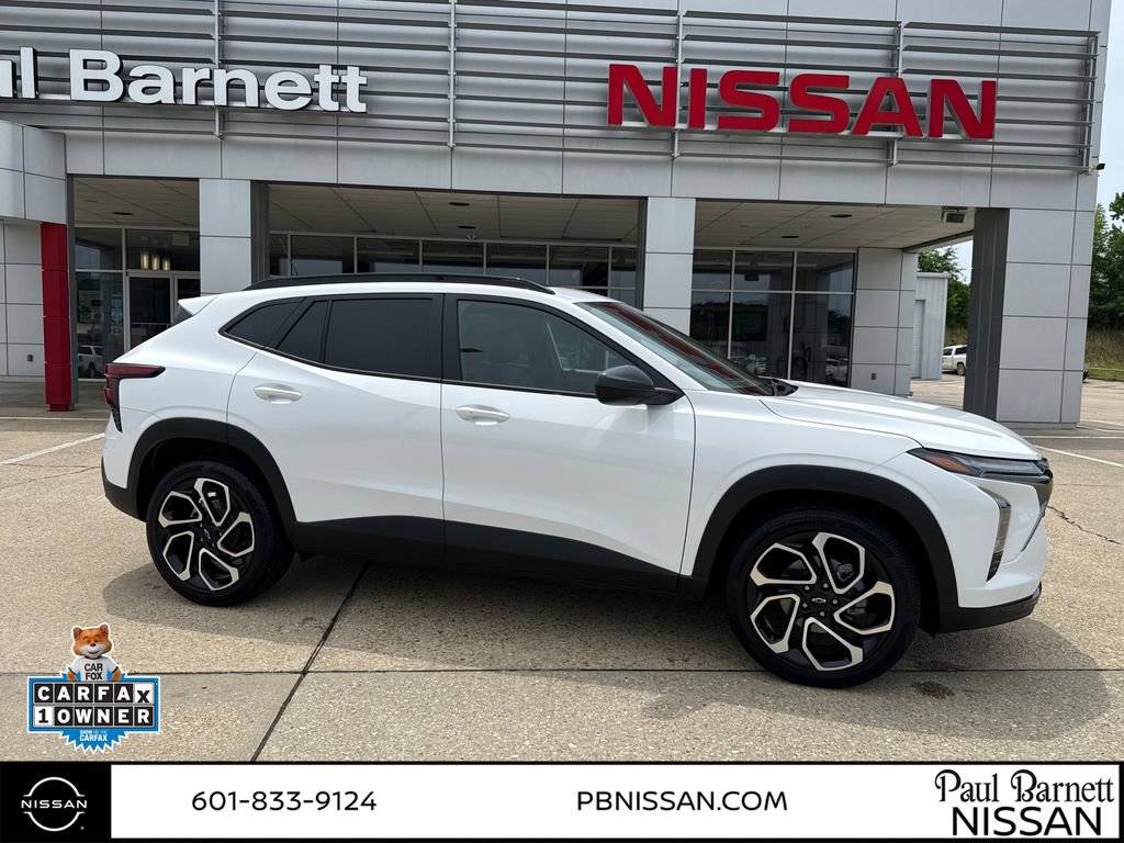 Used 2025 Chevrolet Trax RS w/ Sunroof Package FWD image 3