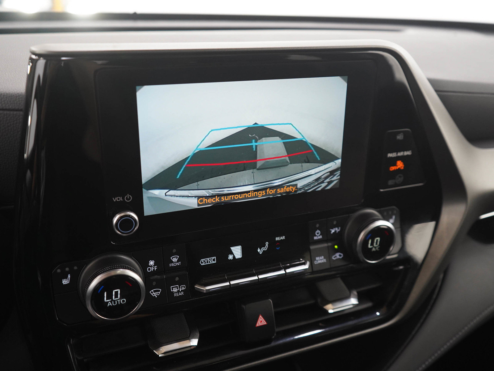 Used 2024 Toyota Highlander XLE AWD/4WD image 23