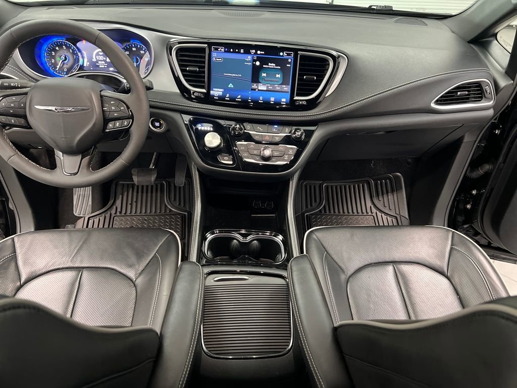 Used 2025 Chrysler Pacifica Limited image 49