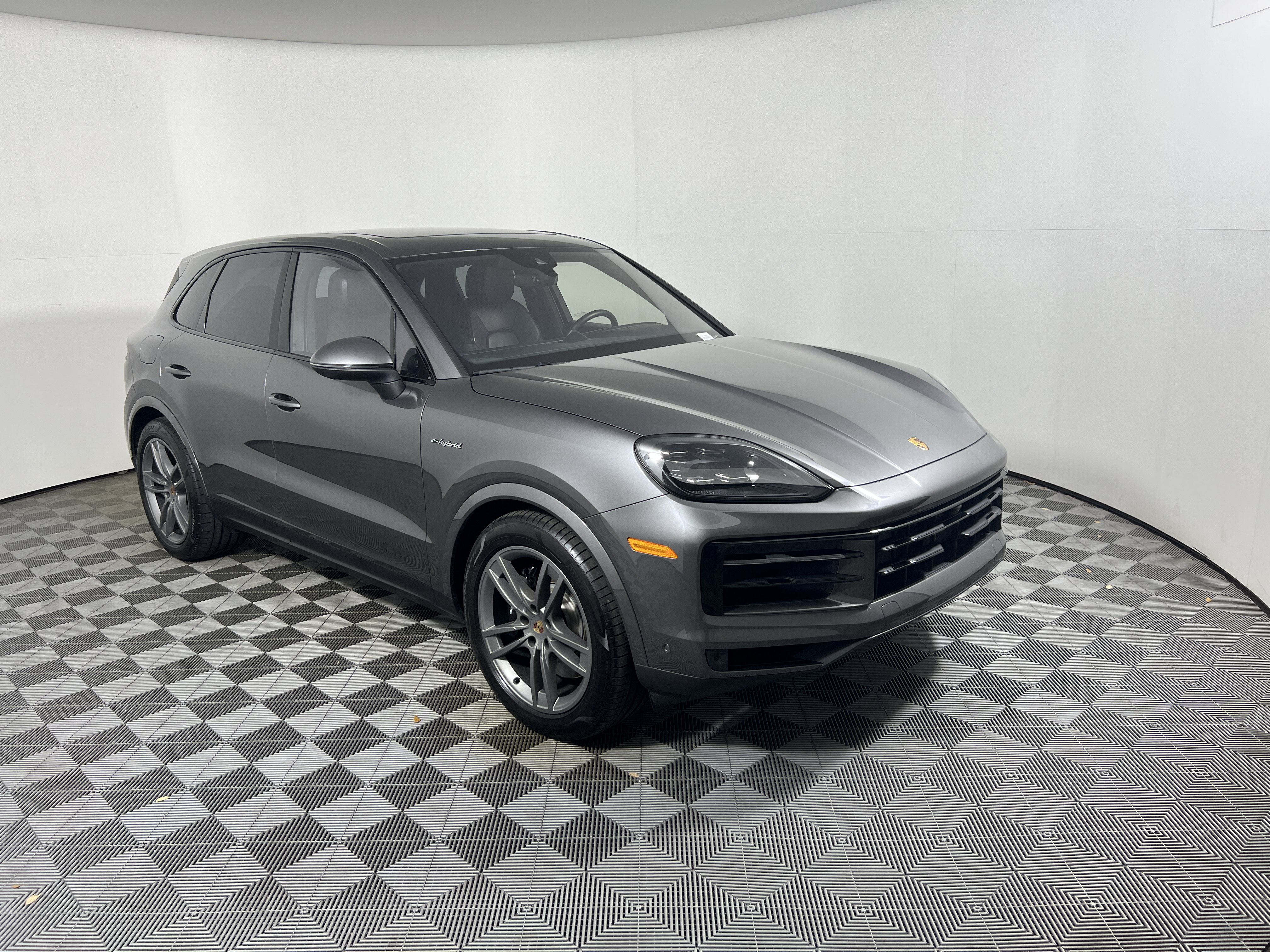 Certified 2025 Porsche Cayenne E-Hybrid AWD/4WD image 9