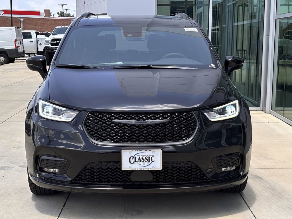 New 2025 Chrysler Pacifica Limited w/ Uconnect Theater Family Group image 6