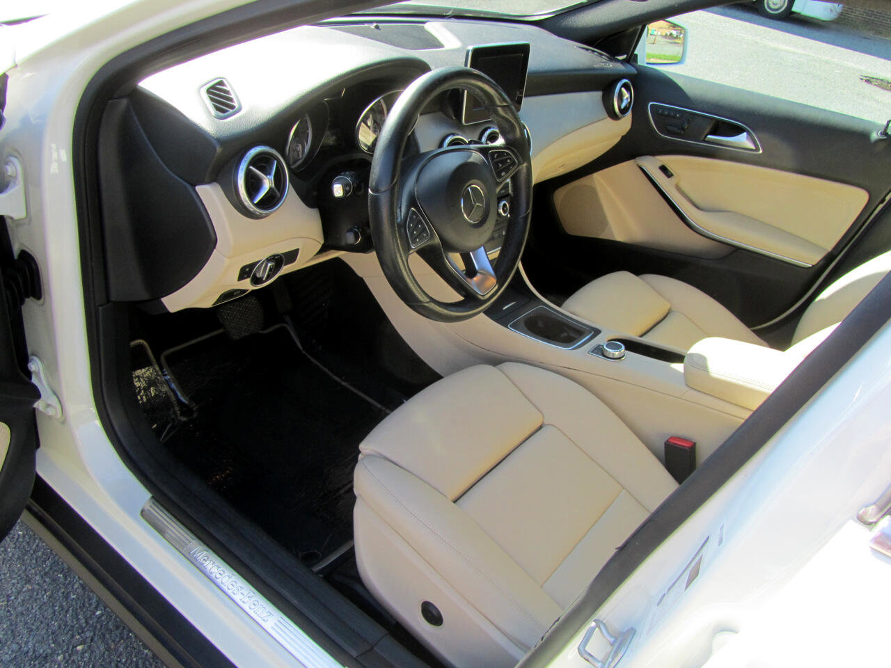 Used 2017 Mercedes-Benz GLA 250 4MATIC w/ Premium Package image 18
