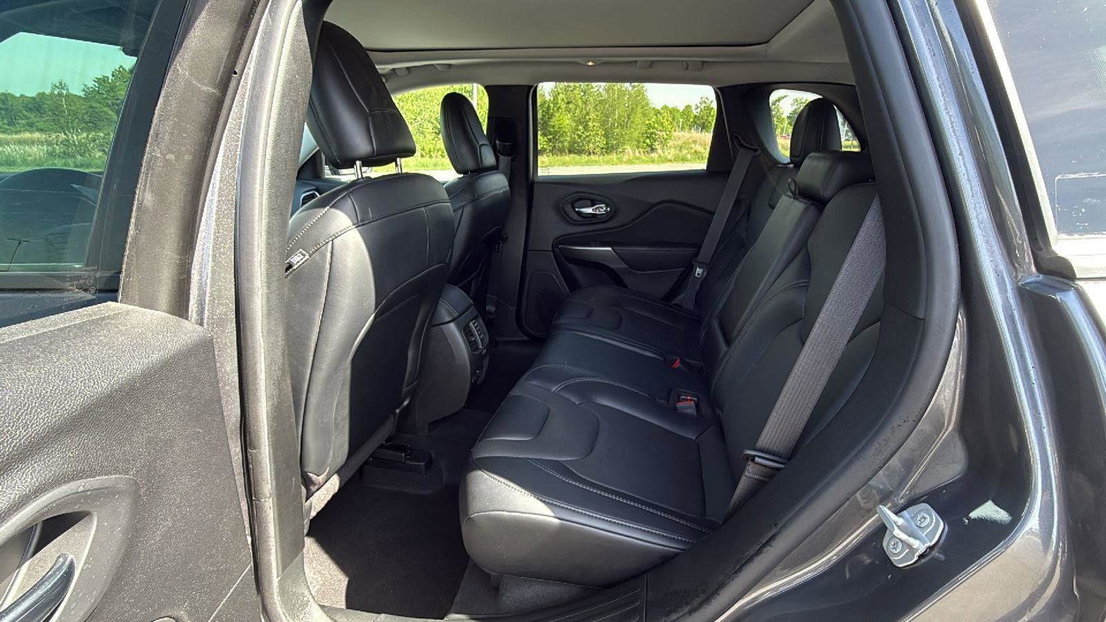 Used 2022 Jeep Cherokee Latitude Lux w/ Sun & Sound Group AWD/4WD image 23