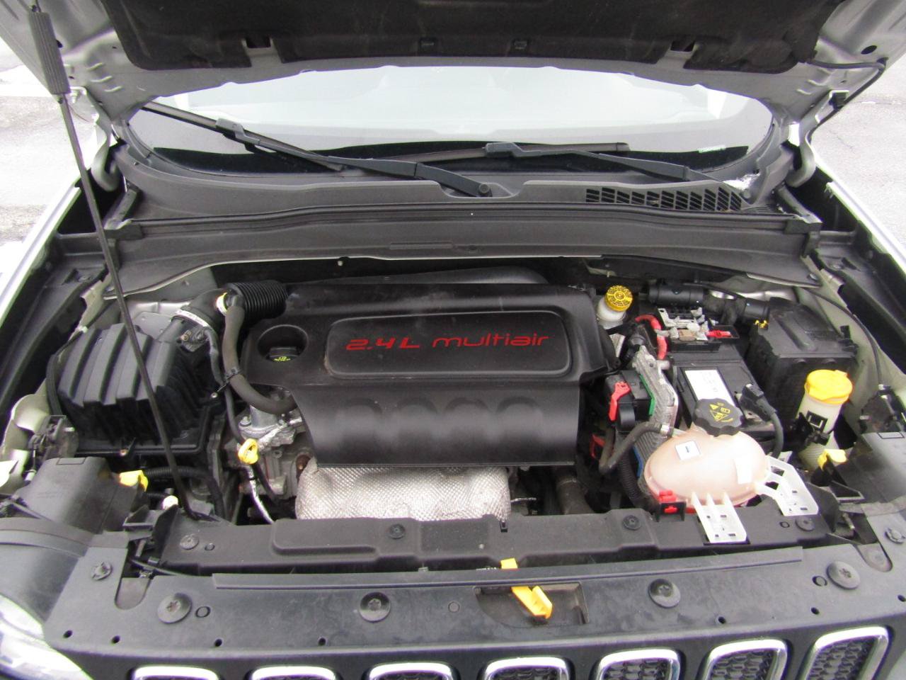 Used 2018 Jeep Renegade Latitude w/ Cold Weather Group FWD image 29