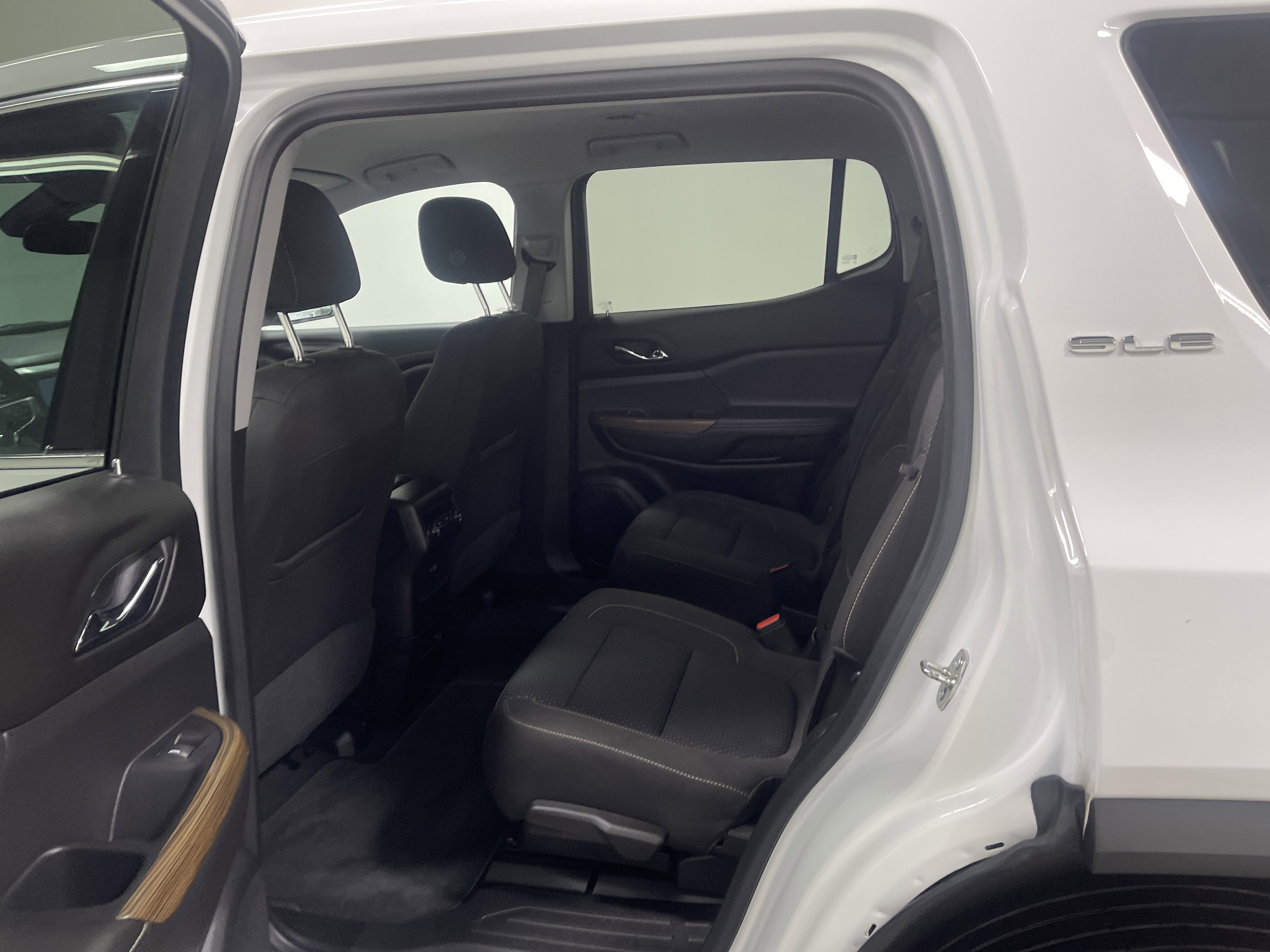 Used 2023 GMC Acadia SLE image 13