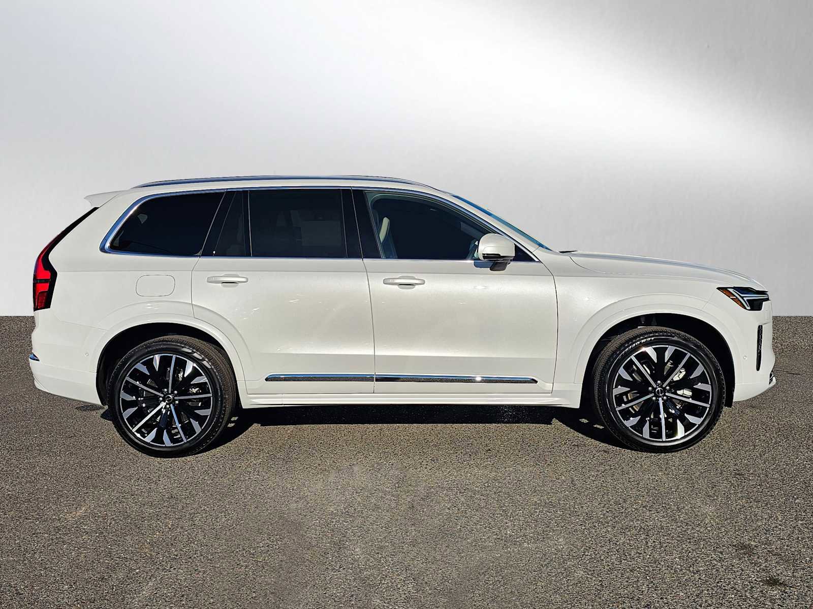 New 2026 Volvo XC90 B6 Plus w/ Protection Package Premier image 8