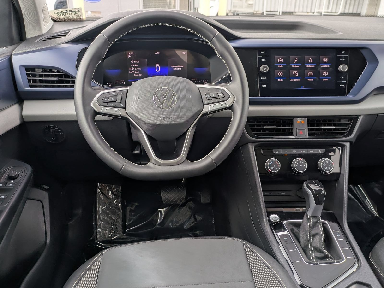 Used 2023 Volkswagen Taos SE w/ Panoramic Sunroof Package FWD image 8