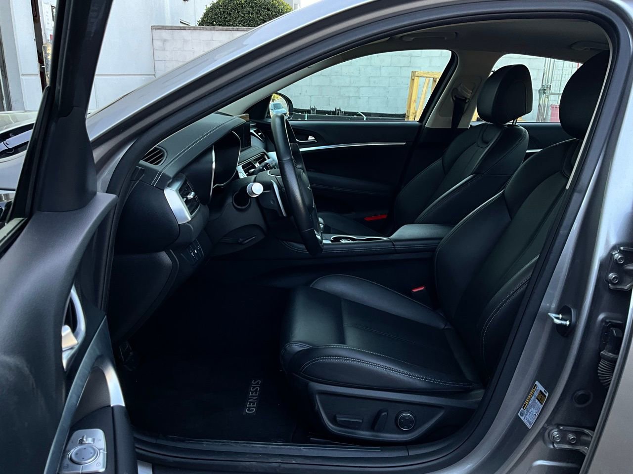 Used 2025 Genesis G70 2.5T image 10