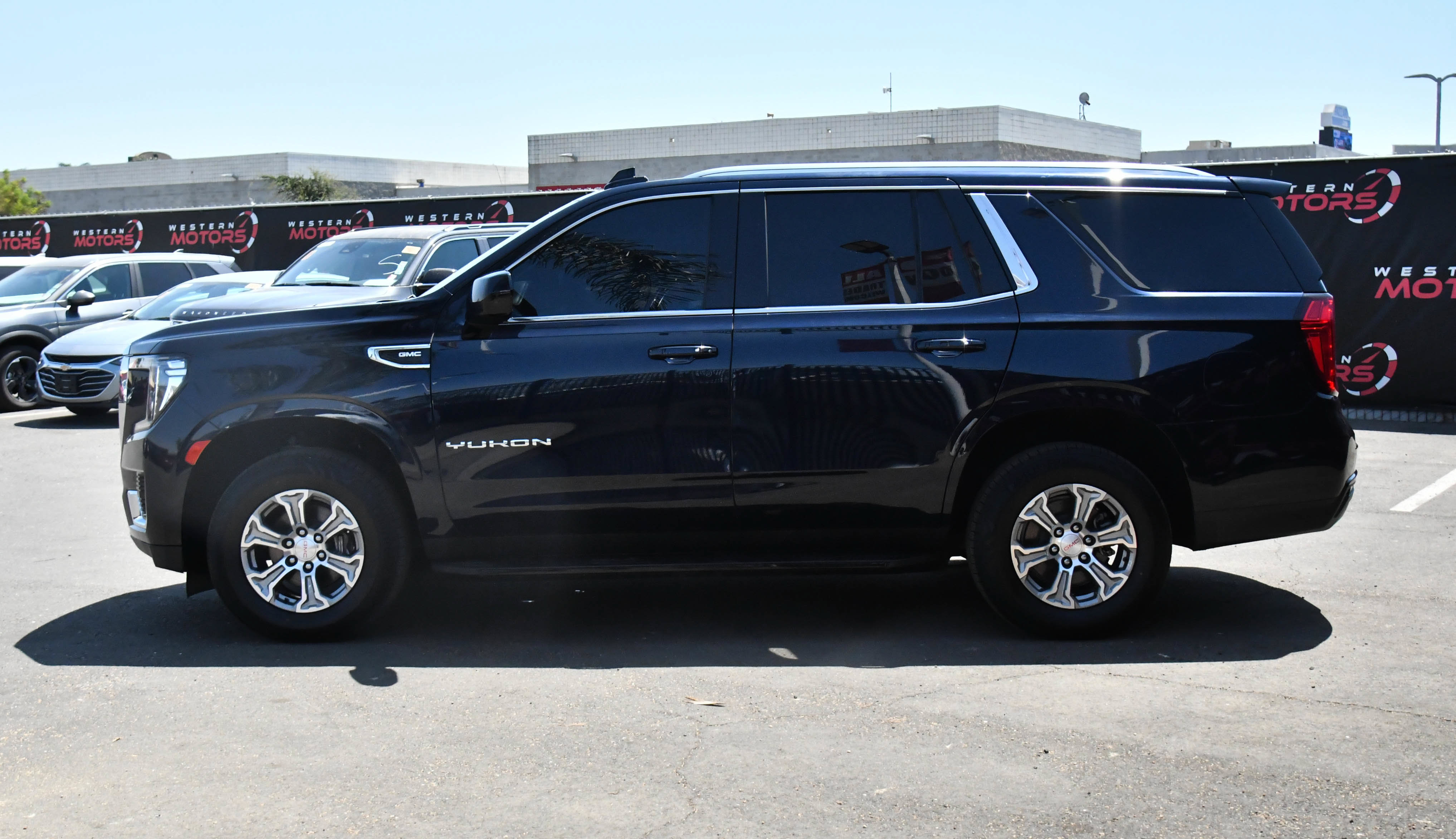 Used 2024 GMC Yukon SLE AWD/4WD image 4