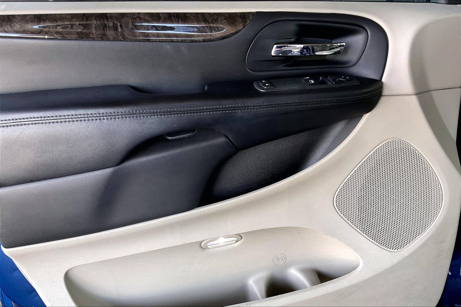 Used 2011 Dodge Grand Caravan Express FWD image 17