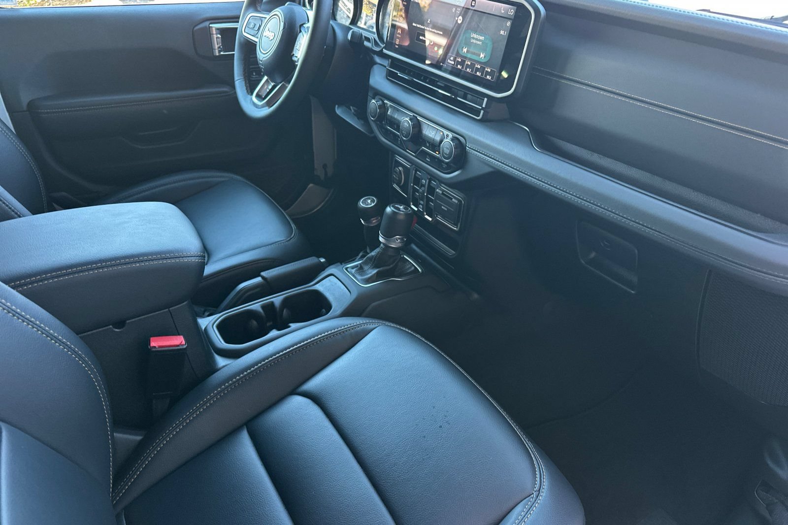 Used 2024 Jeep Wrangler Unlimited Sahara AWD/4WD image 17