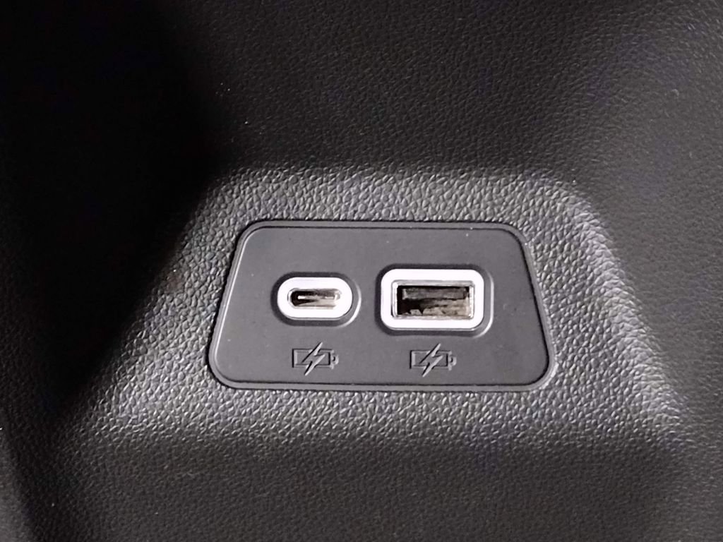 Used 2023 Buick Envision Essence image 39