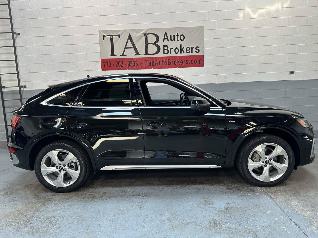 Used 2023 Audi Q5 2.0T Premium w/ Convenience Package AWD/4WD image 2