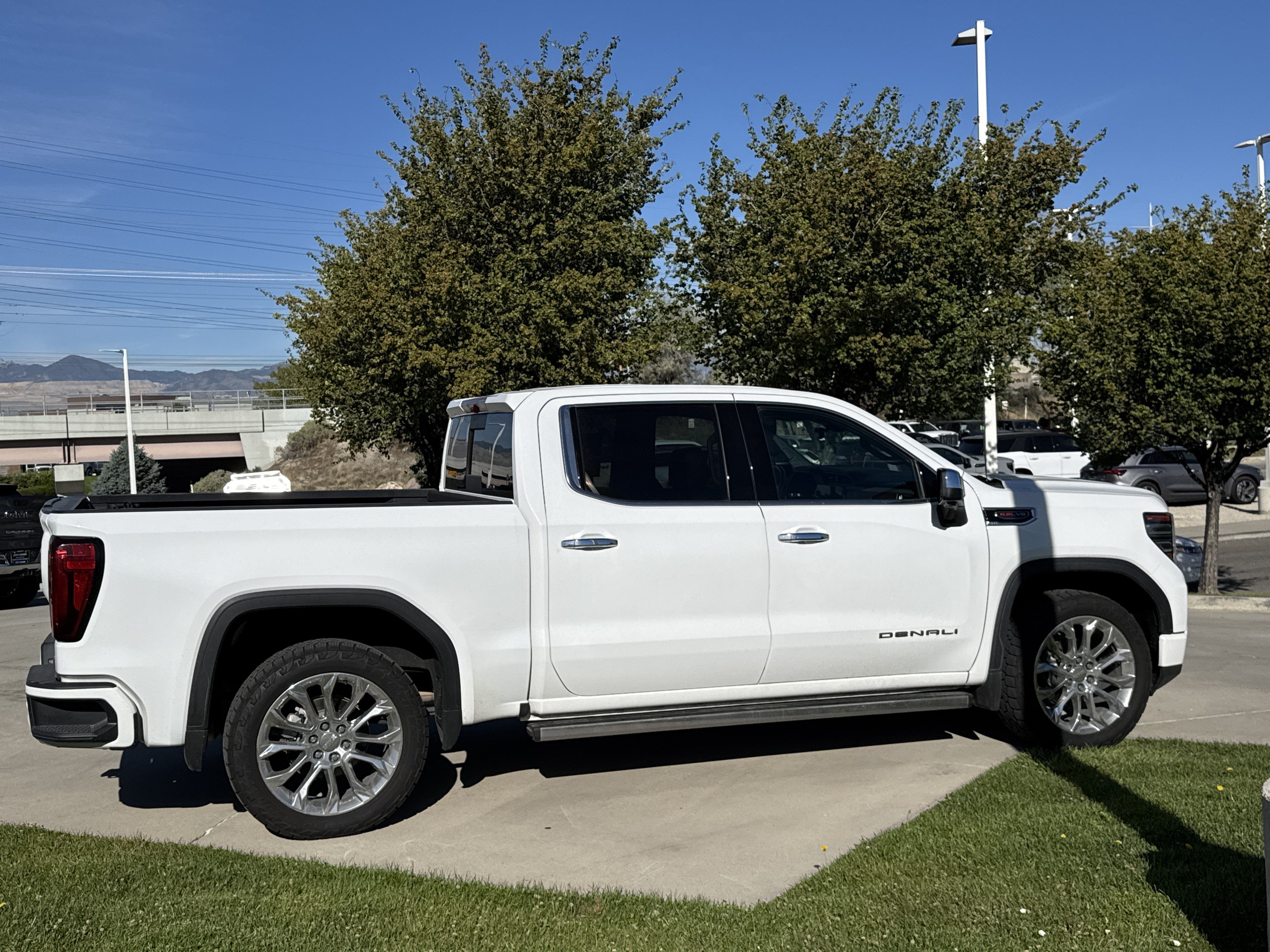 Used 2023 GMC Sierra 1500 Denali w/ Technology Package AWD/4WD image 6