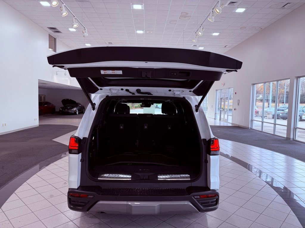 Used 2022 Lexus LX 600 4WD w/ Premium Package image 7