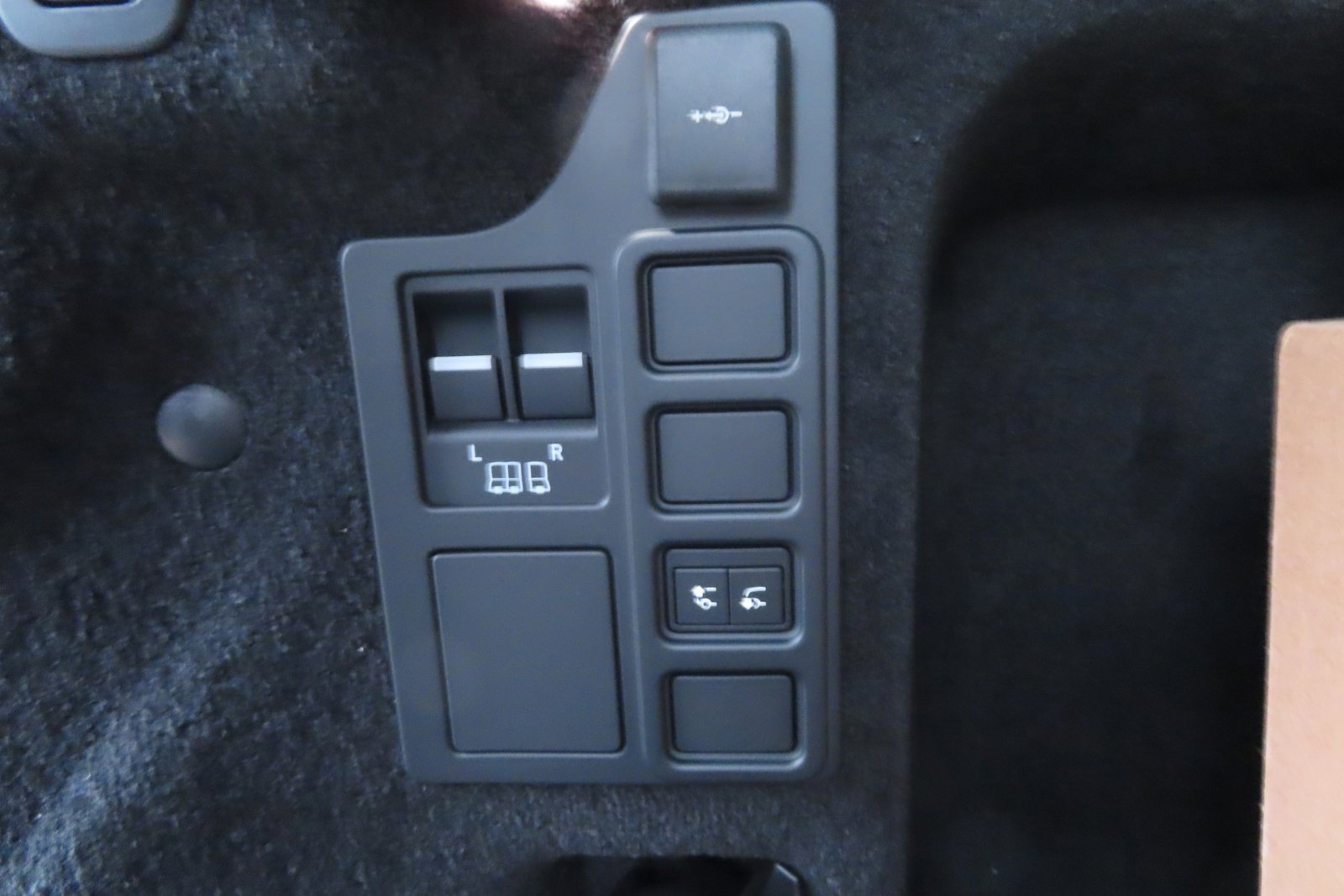 New 2024 Land Rover Discovery Dynamic SE image 27