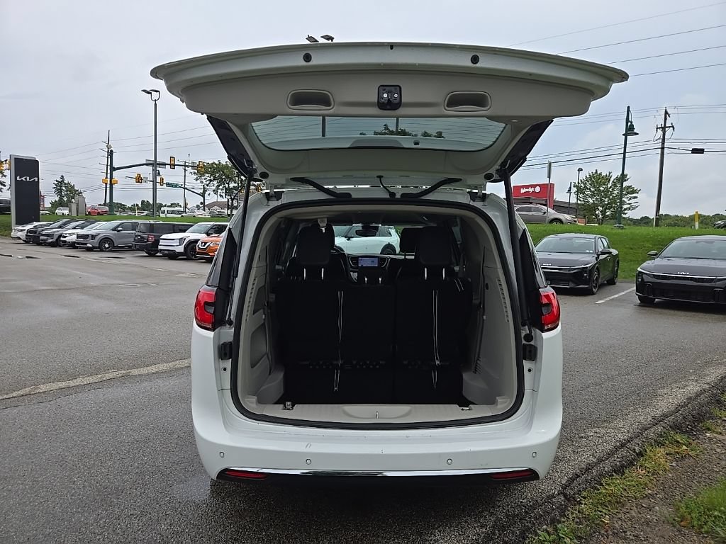 Used 2023 Chrysler Pacifica Touring-L FWD image 5