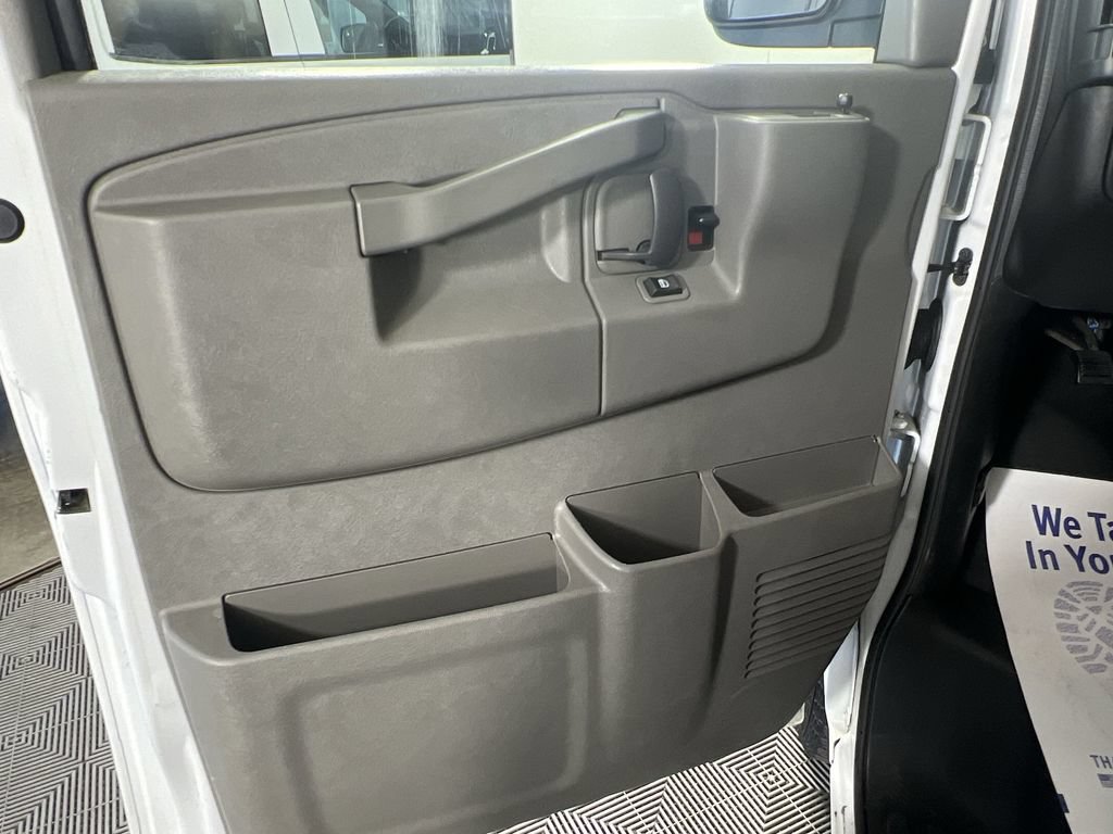 Used 2019 Chevrolet Express 2500 RWD image 18