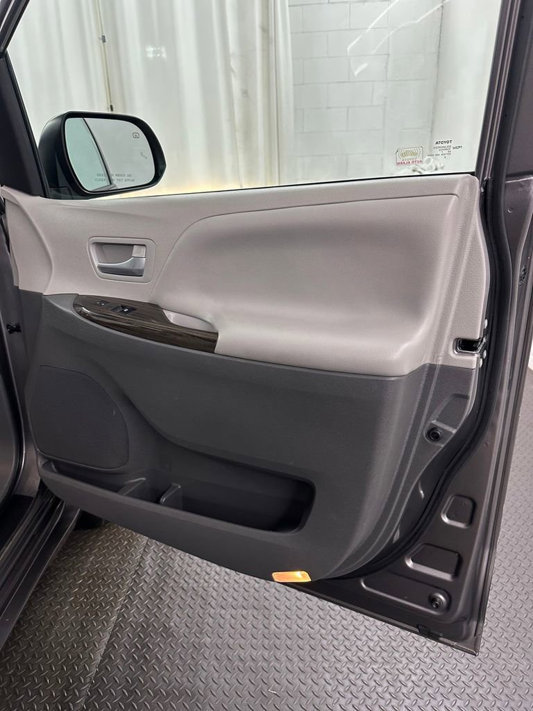 Used 2017 Toyota Sienna XLE Premium w/ Outdoor Package AWD/4WD image 33