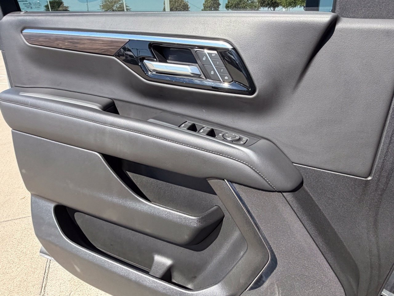 Used 2025 Chevrolet Tahoe Z71 AWD/4WD image 30