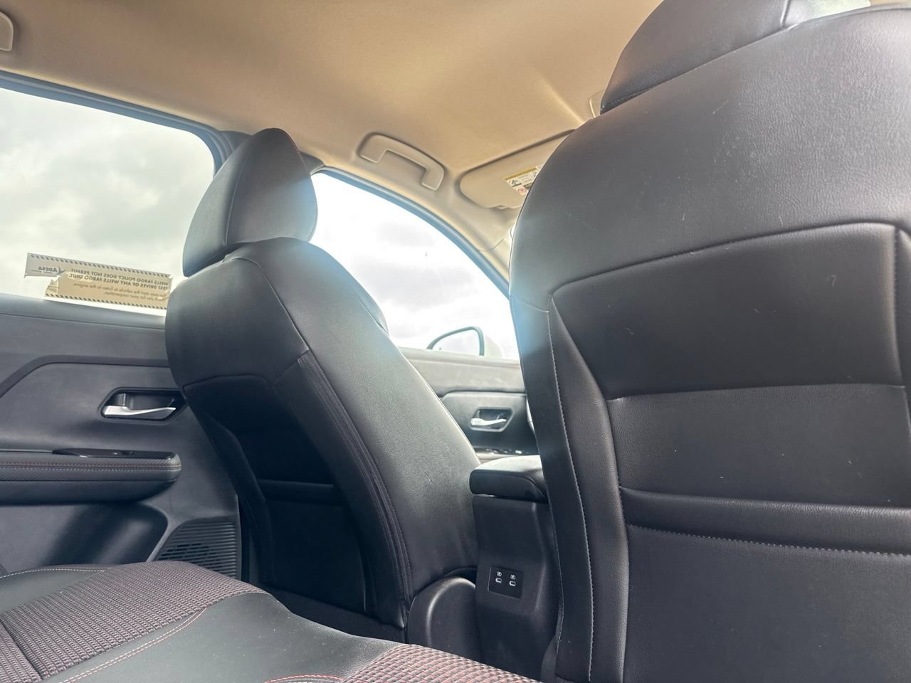 Certified 2025 Nissan Kicks SR FWD image 32
