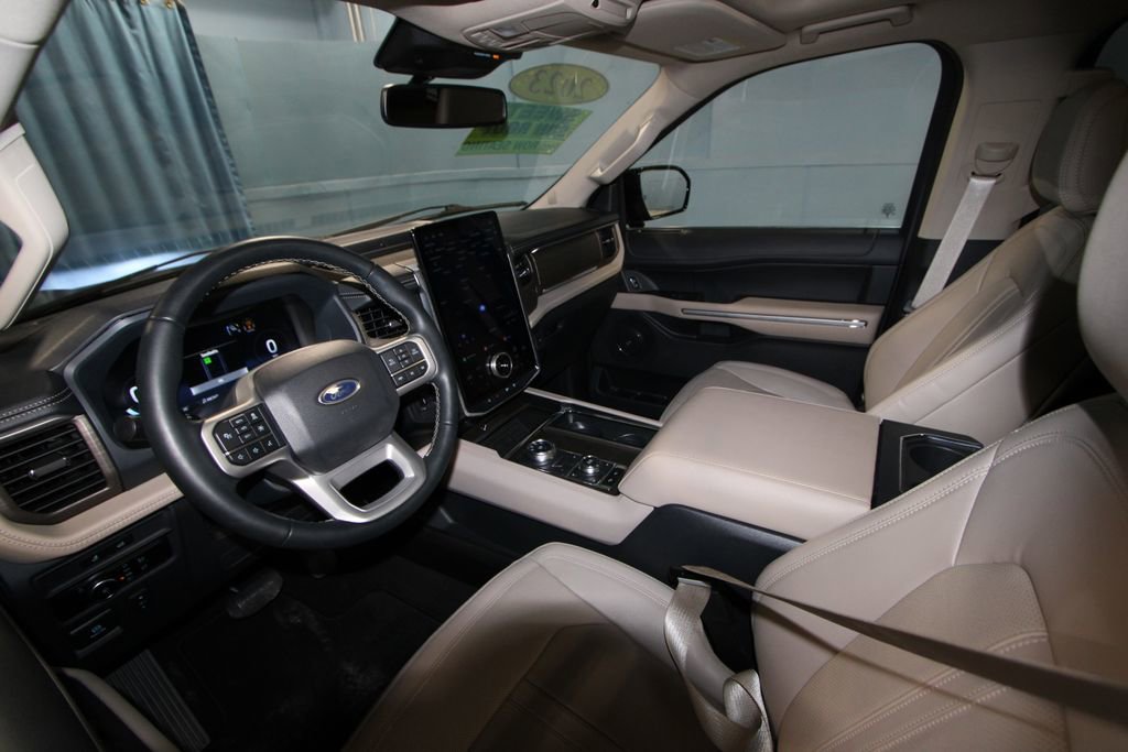 Used 2023 Ford Expedition Limited image 2
