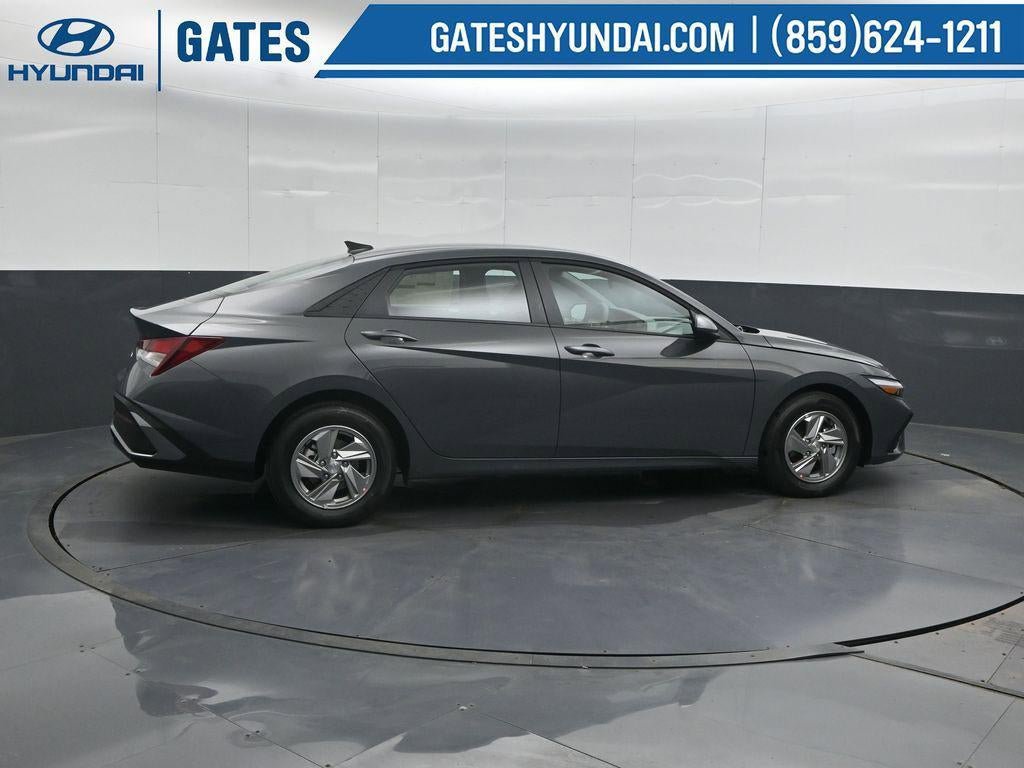 New 2026 Hyundai Elantra SE FWD image 3