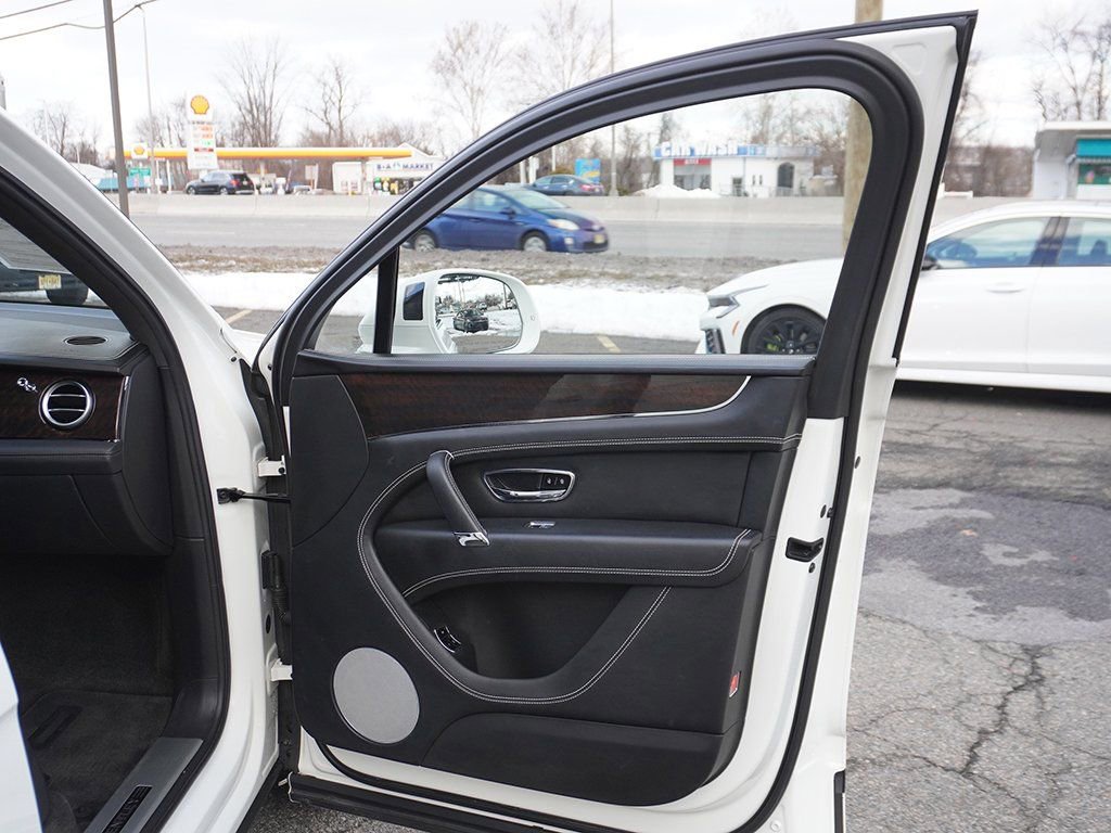 Used 2019 Bentley Bentayga AWD/4WD image 30