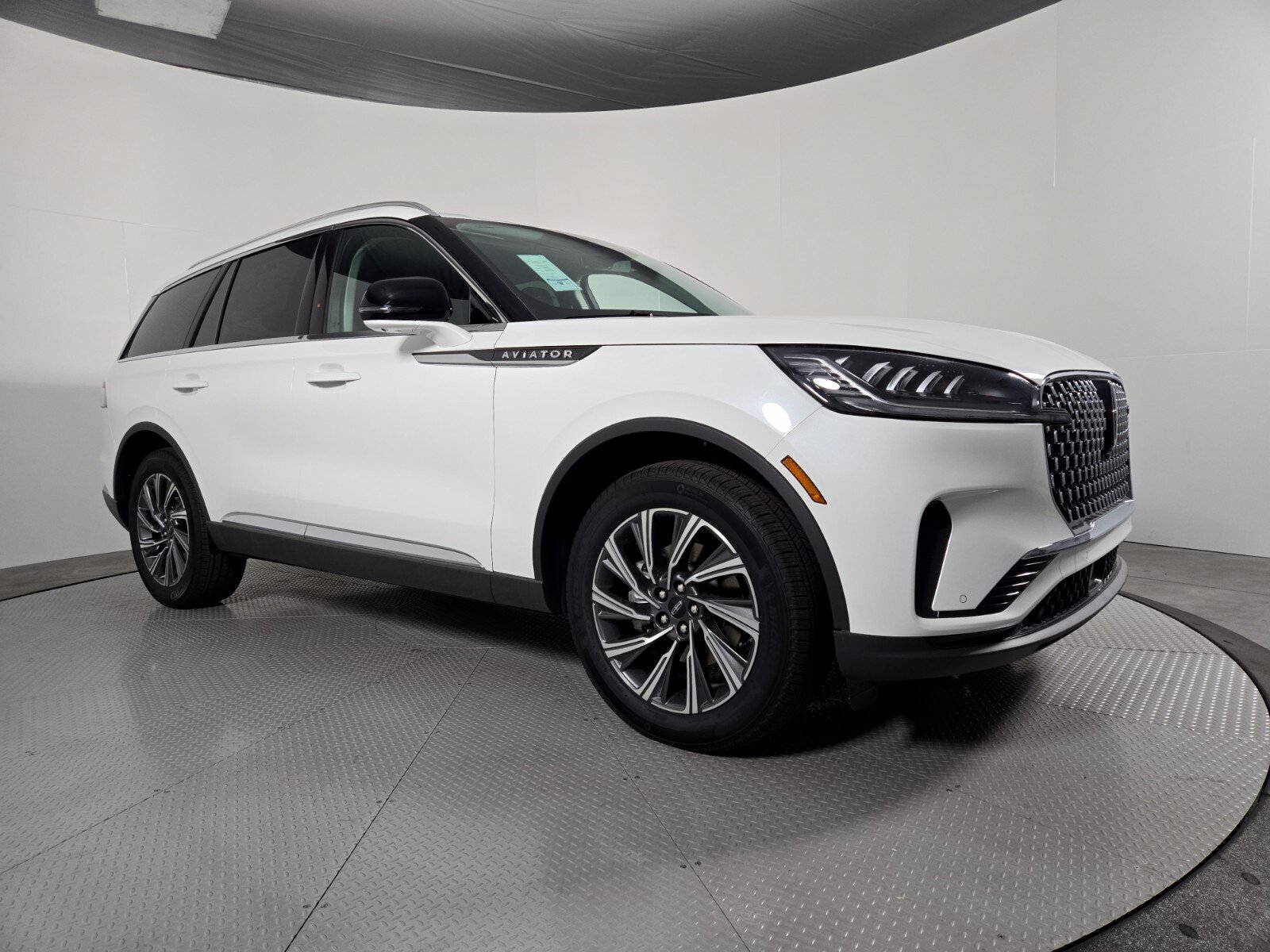 New 2026 Lincoln Aviator AWD image 2
