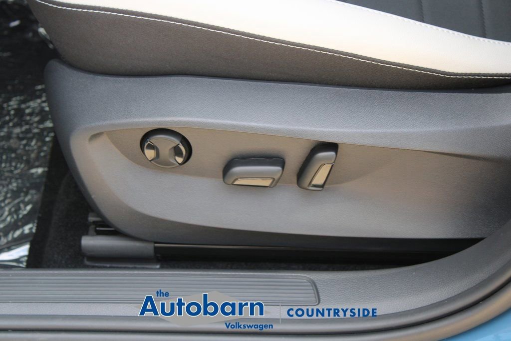 Certified 2025 Volkswagen Taos SE AWD/4WD image 10