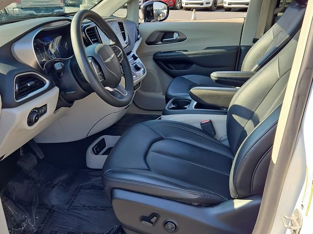 Used 2024 Chrysler Pacifica Touring-L image 13