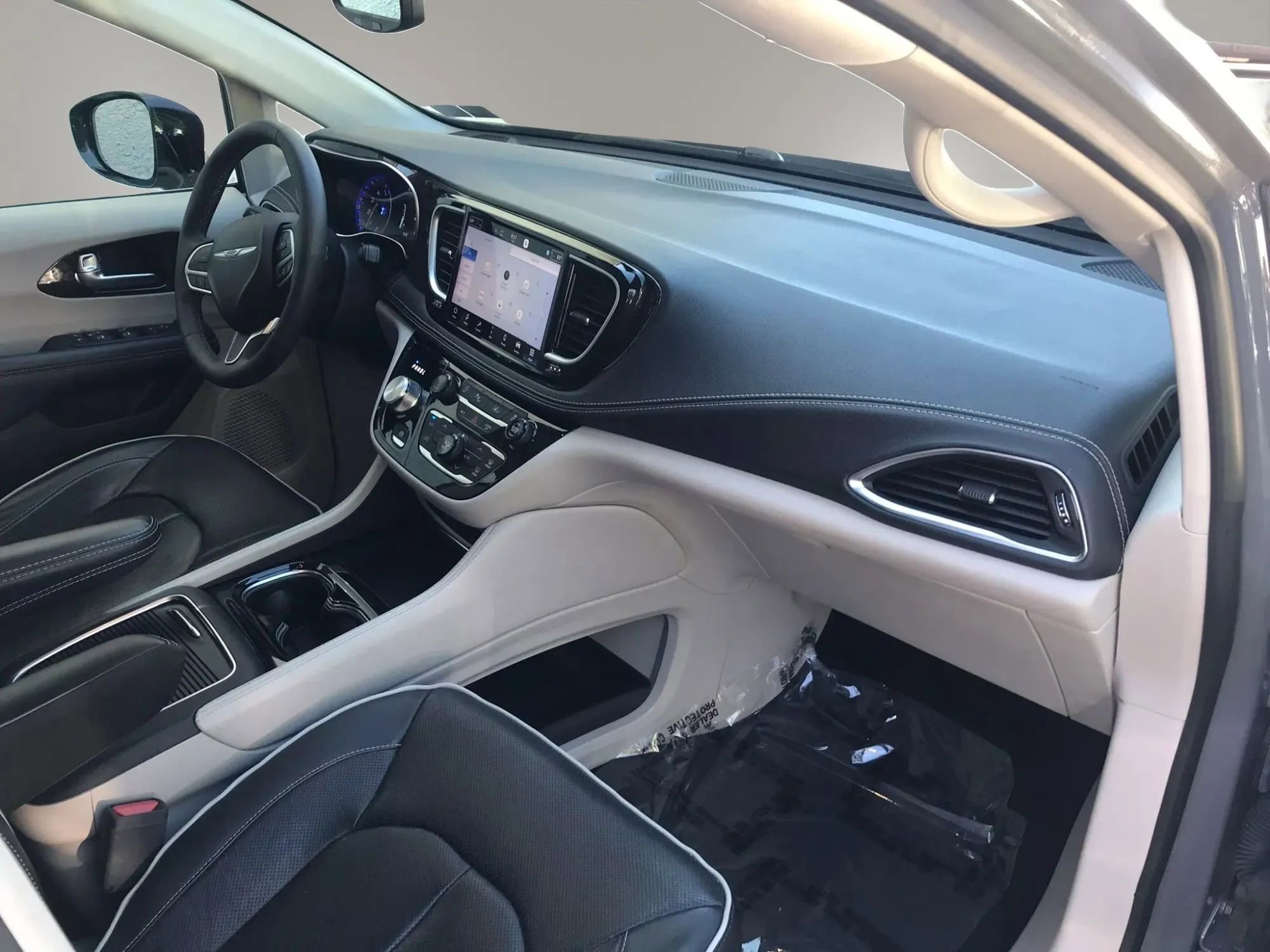 Used 2023 Chrysler Pacifica Limited FWD image 19