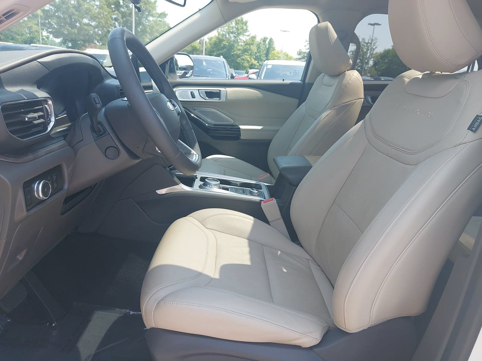 Used 2022 Ford Explorer Platinum w/ Equipment Group 601A AWD/4WD image 17
