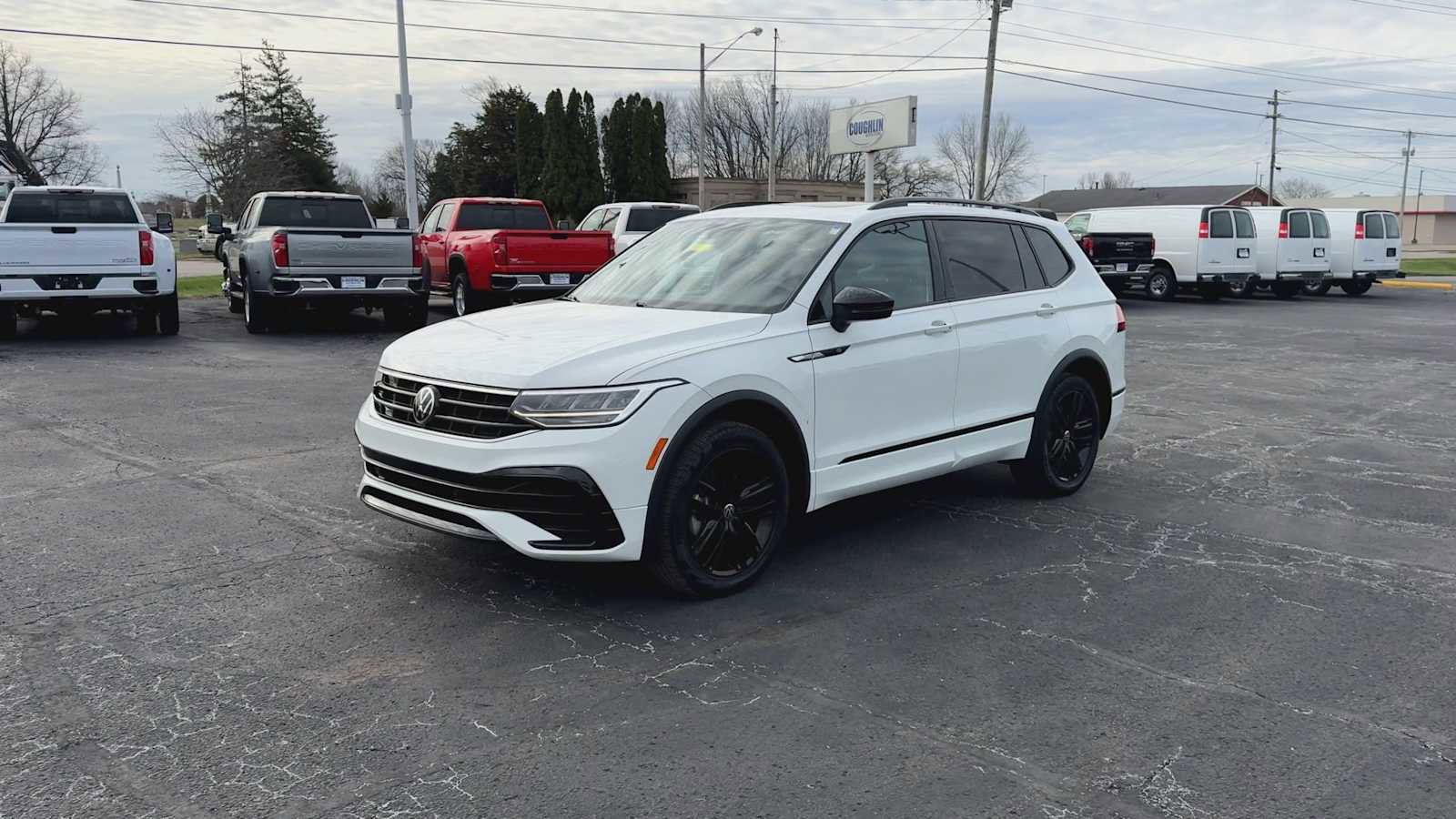 Used 2022 Volkswagen Tiguan SE R-Line AWD/4WD image 4