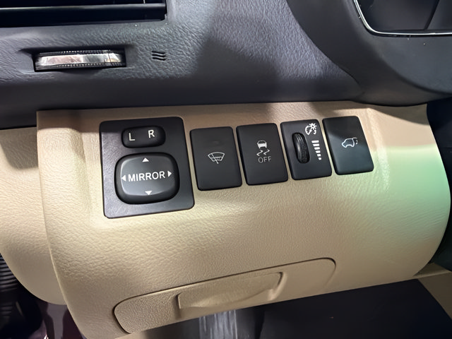 Used 2013 Toyota Highlander Limited AWD/4WD image 16