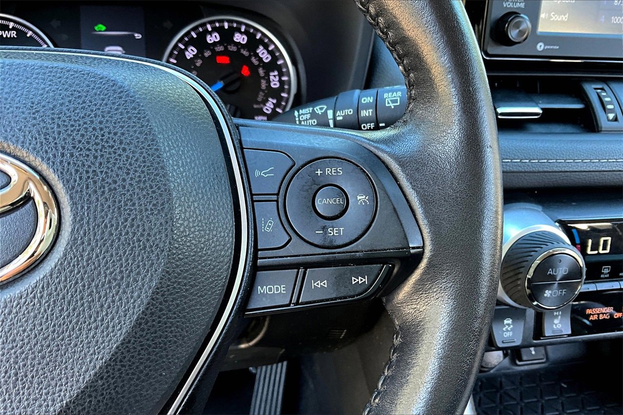 Used 2022 Toyota RAV4 XLE Premium image 11