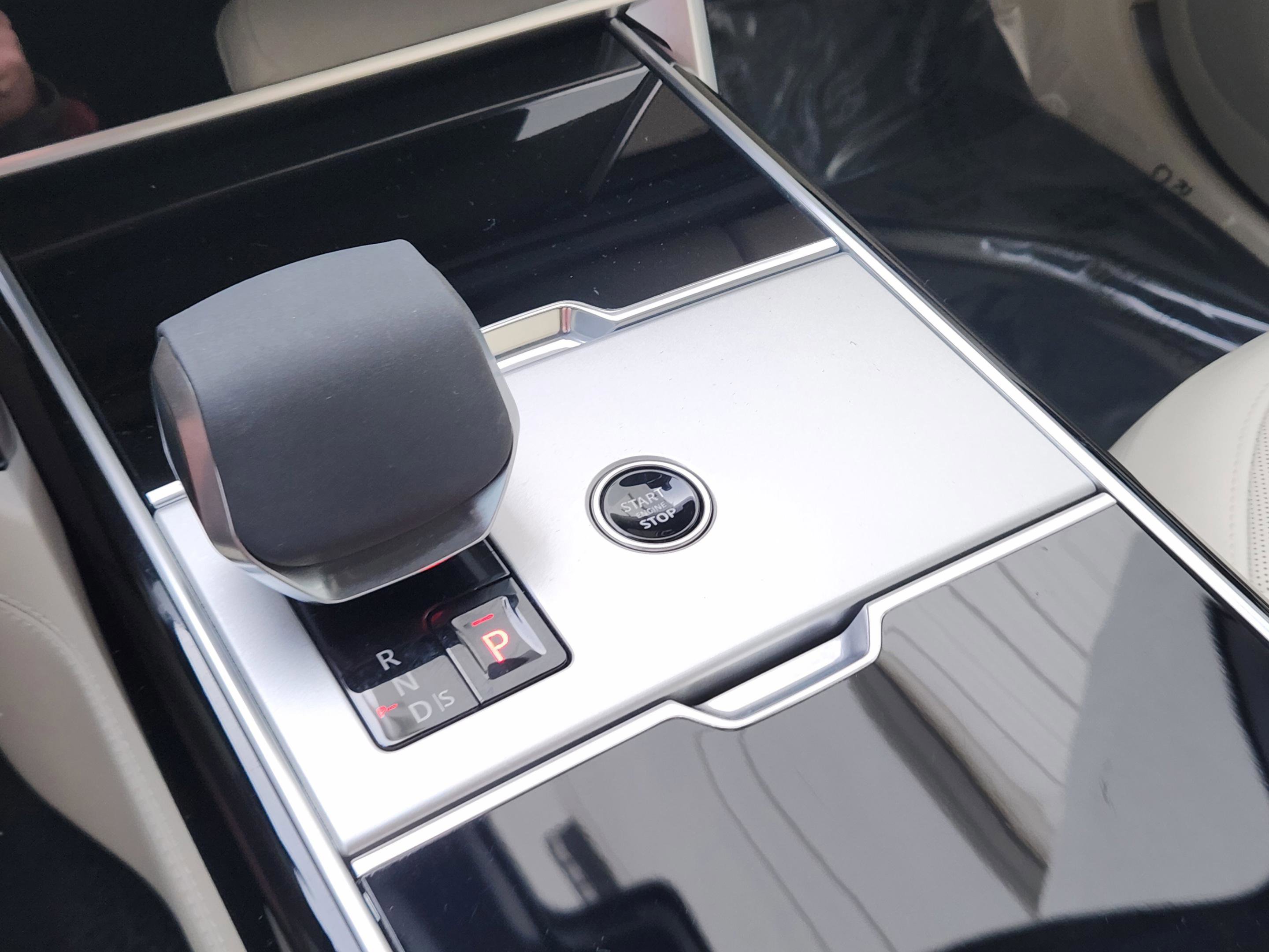 Certified 2025 Land Rover Range Rover SE image 15