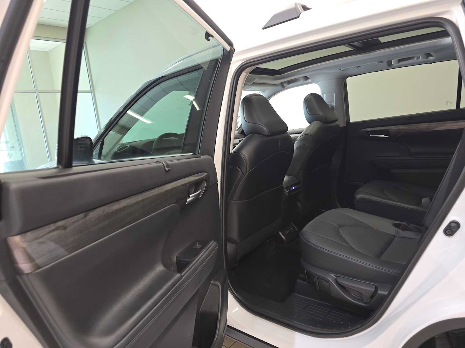 Certified 2025 Toyota Highlander Platinum AWD/4WD image 24