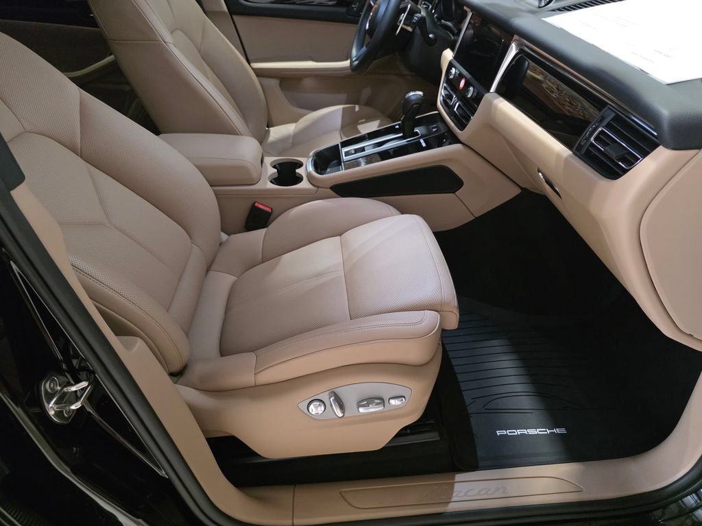 Certified 2026 Porsche Macan AWD/4WD image 18