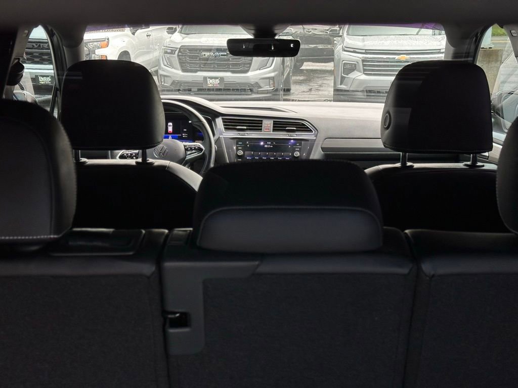 Used 2022 Volkswagen Tiguan SE R-Line FWD image 9