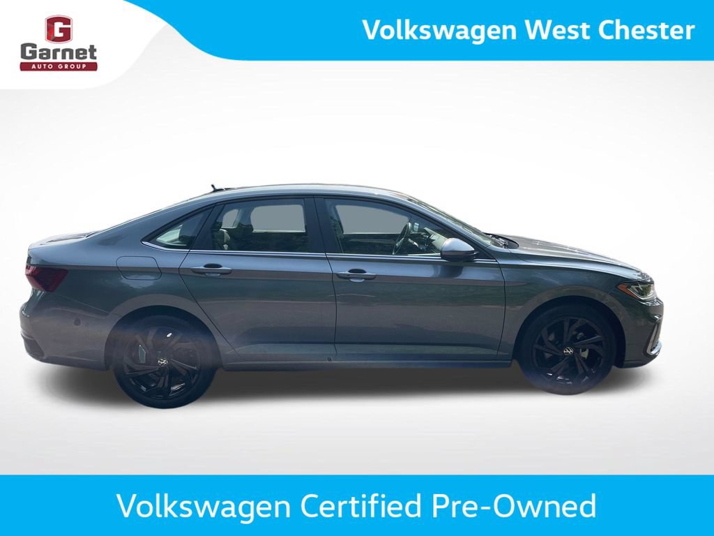Certified 2025 Volkswagen Jetta SE w/ Black Wheel Package FWD image 7