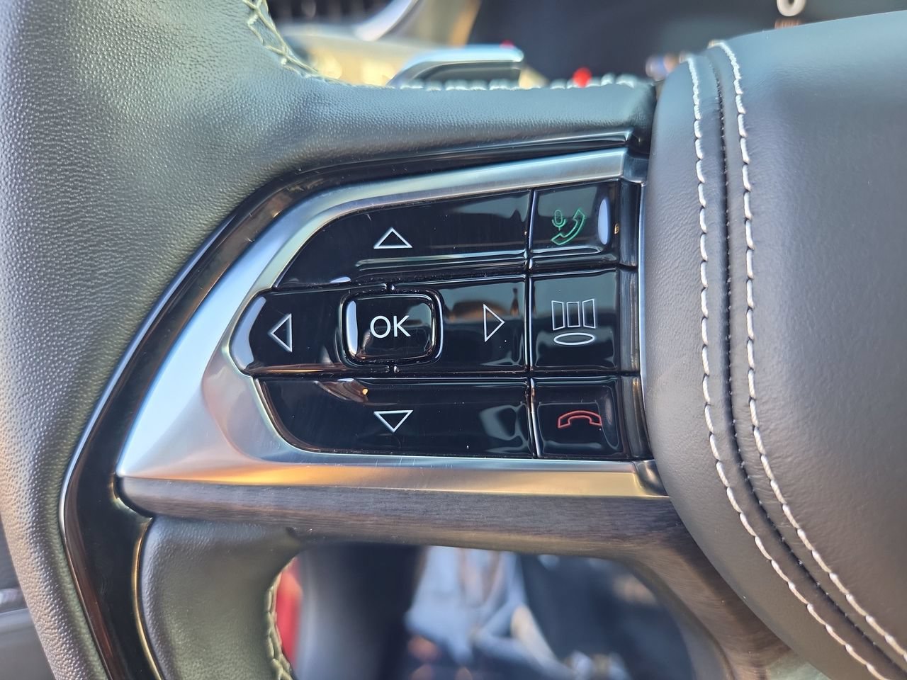 Used 2022 Jeep Grand Cherokee Overland w/ Advanced Protech Group III AWD/4WD image 33